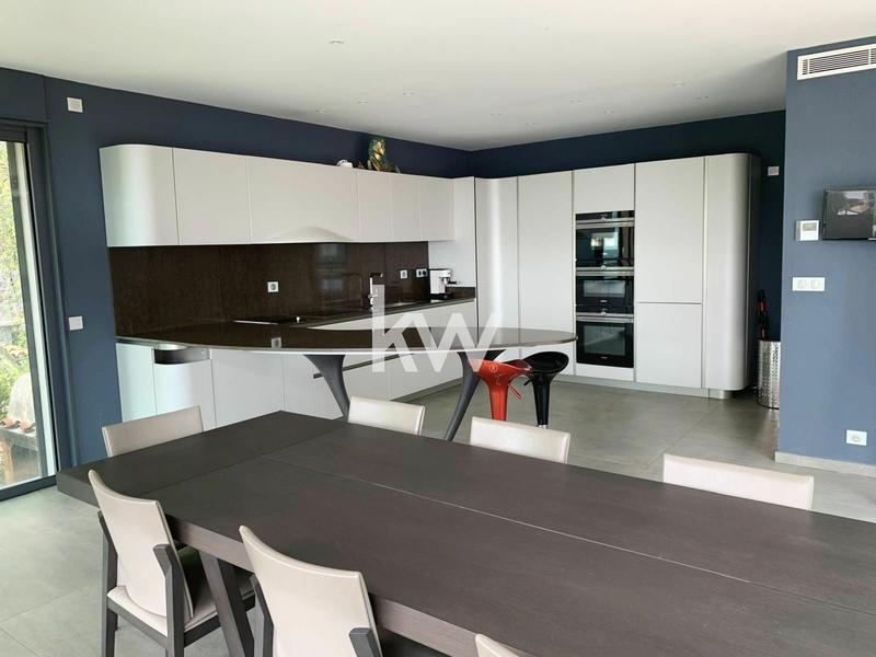 Maison - 216 m² - 6 pièces