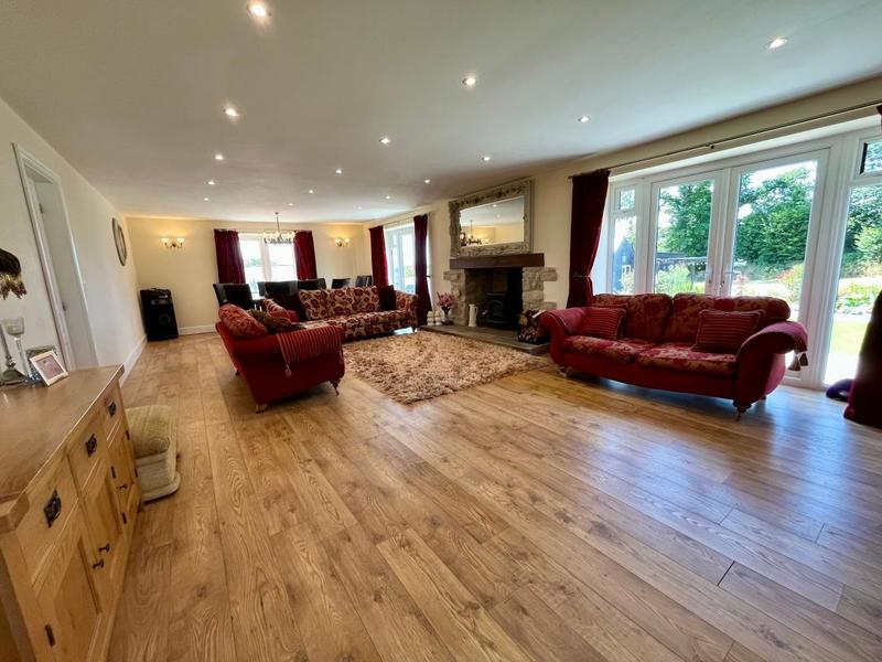 Maison - 284 m² - 8 pièces