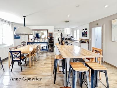 Maison - 233 m² - 9 pièces