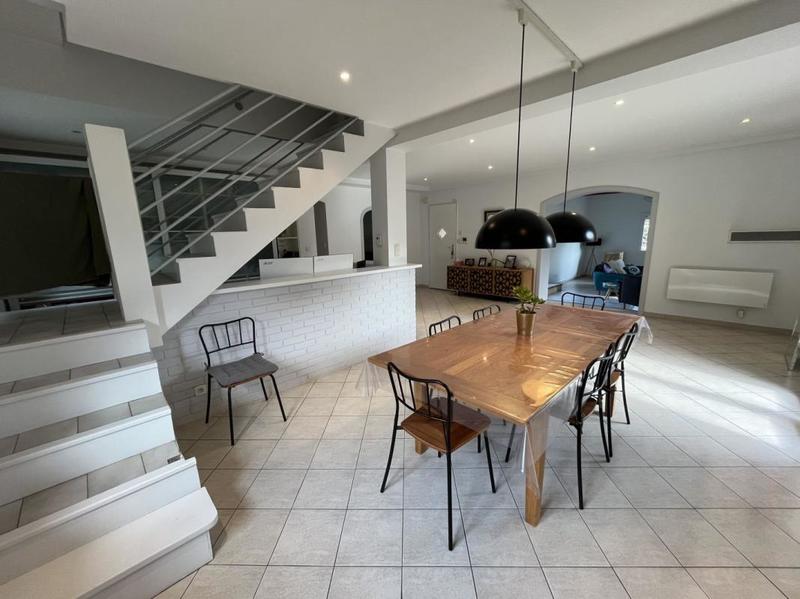 Maison - 225 m² - 9 pièces