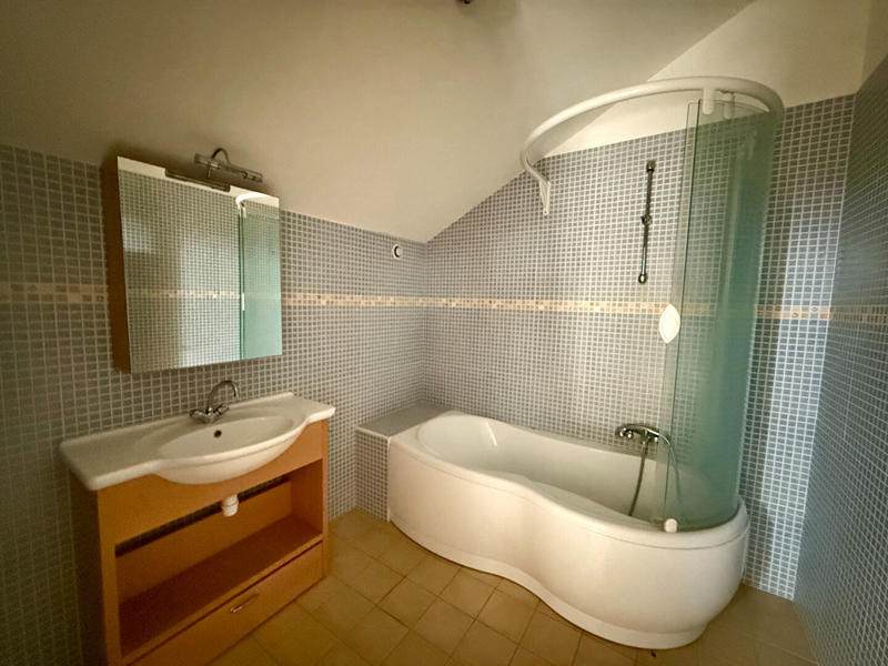 Maison - 228 m² - 9 pièces