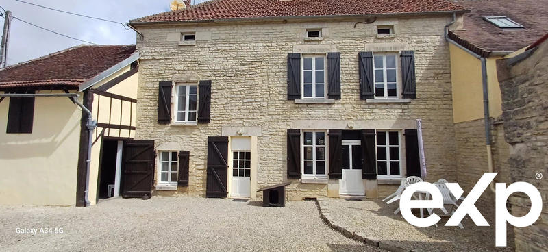 Maison traditionnelle - 122 m² - 7 pièces