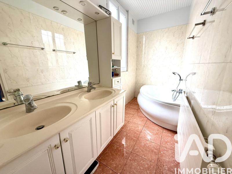 Maison - 240 m² - 9 pièces