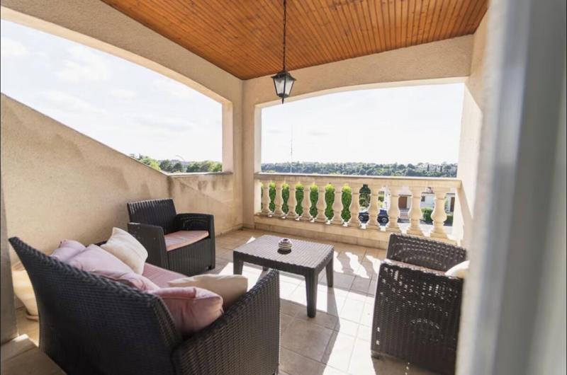 Maison - 240 m² - 7 pièces