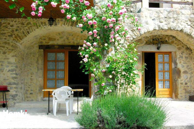 Maison - 1 800 m² - 31 pièces