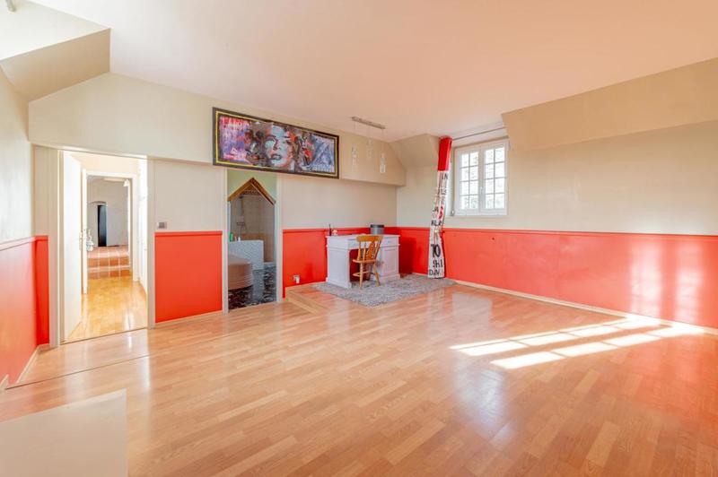 Maison - 353 m² - 9 pièces