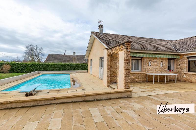 Propriété - 222 m² - 8 pièces