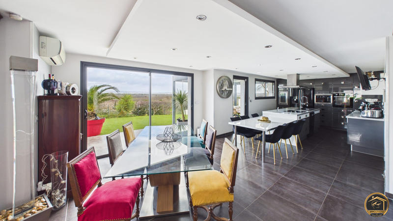 Maison contemporaine - 251 m² - 8 pièces