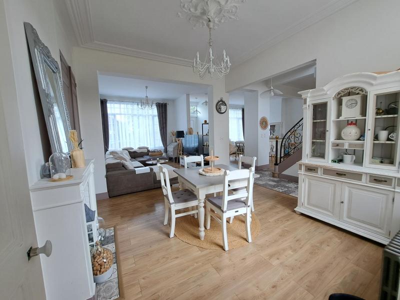 Maison - 230 m² - 7 pièces