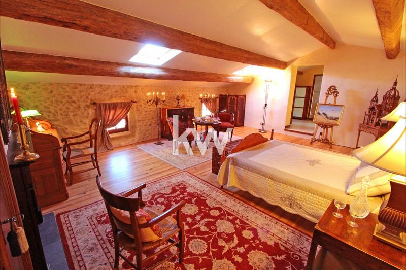 Maison - 360 m² - 8 pièces