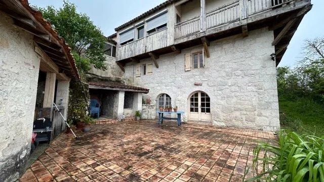 Propriété - 1 379 m² - 19 pièces