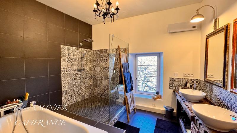 Propriété - 407 m² - 10 pièces