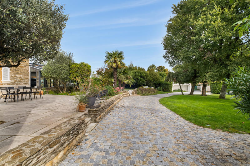 Maison - 270 m² - 8 pièces