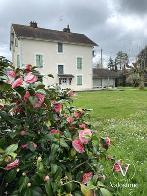 Maison traditionnelle - 285 m² - 10 pièces