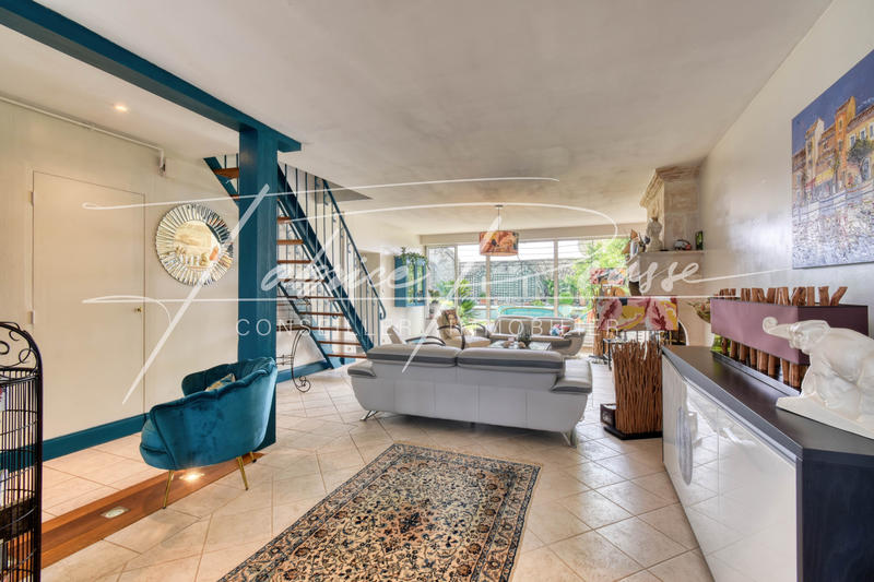 Maison - 203 m² - 7 pièces