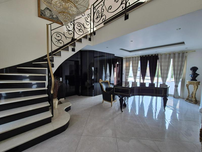 Maison - 471 m² - 15 pièces