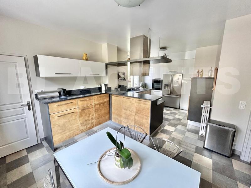 Maison - 240 m² - 8 pièces