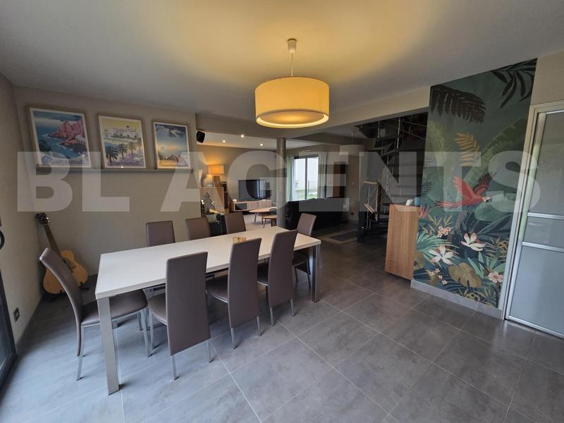 Maison - 180 m² - 9 pièces