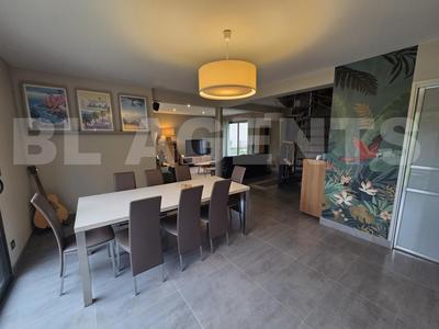 Maison - 180 m² - 9 pièces