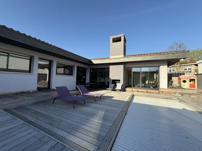 Maison - 280 m² - 10 pièces