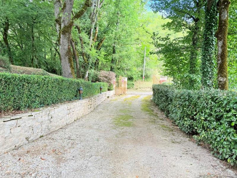 Maison - 405 m² - 16 pièces