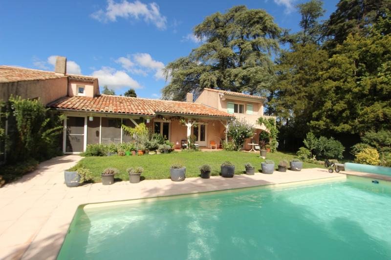 Maison - 230 m² - 10 pièces