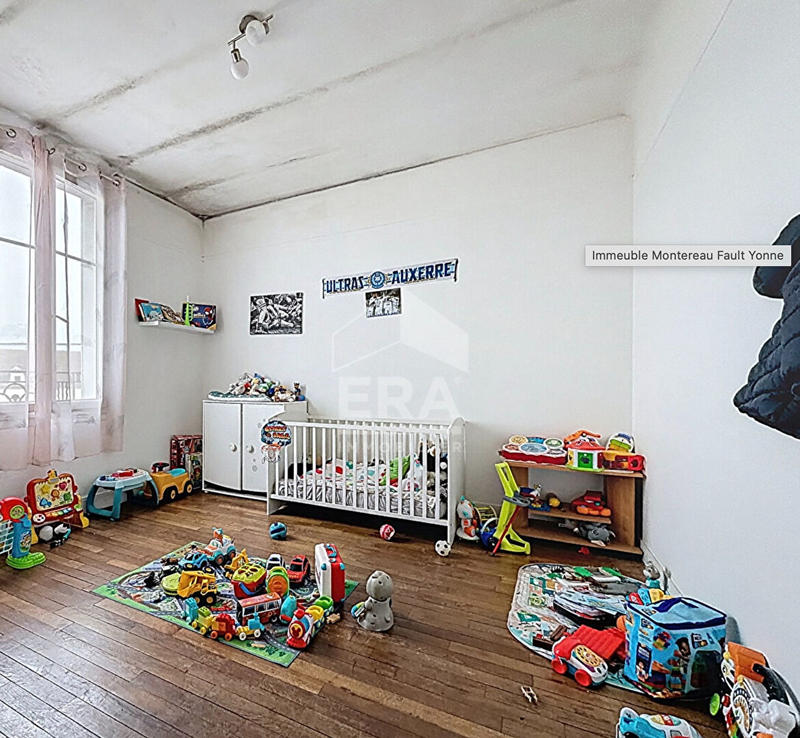 Immeuble - 9 m² - 11 pièces