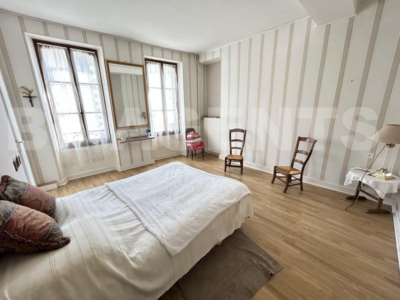 Maison - 210 m² - 8 pièces