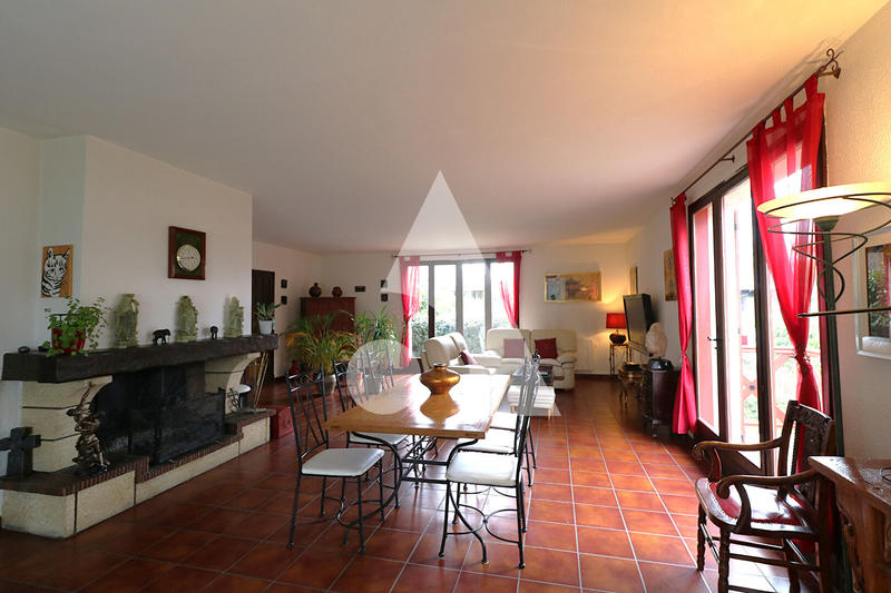 Maison - 215 m² - 7 pièces