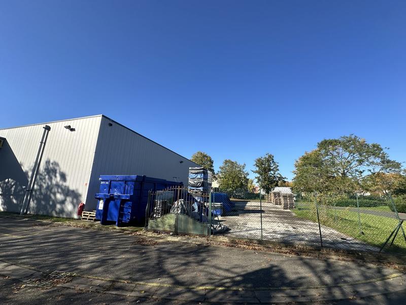 Local d'activités - 1 418 m² - 15 pièces