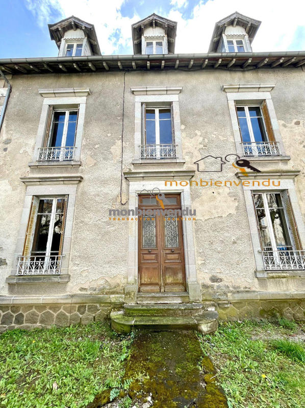 Maison traditionnelle - 250 m² - 10 pièces