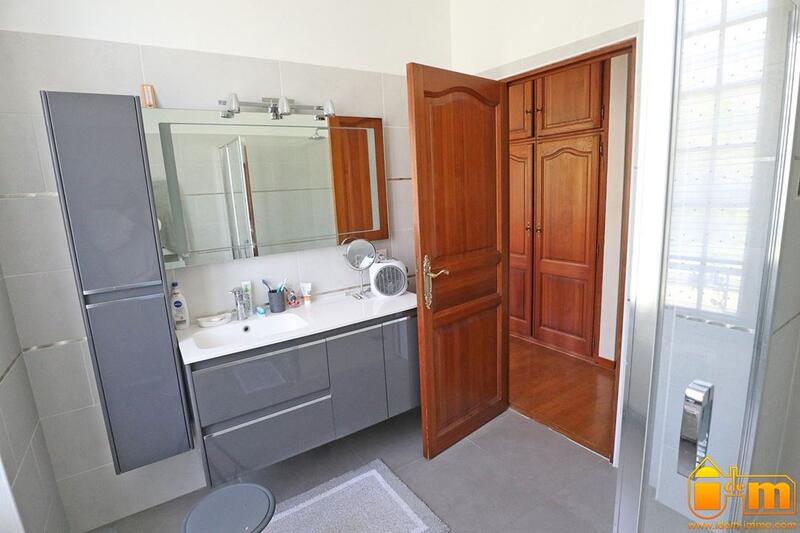 Maison - 250 m² - 8 pièces