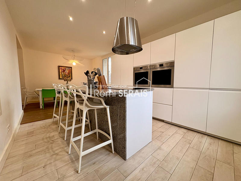 Maison - 202 m² - 9 pièces