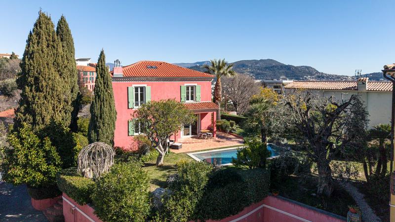 Maison - 205 m² - 6 pièces