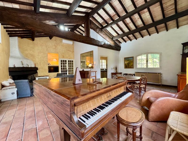 Maison - 274 m² - 11 pièces