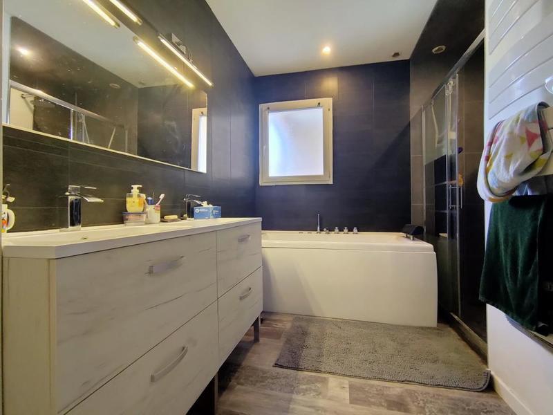 Maison - 216 m² - 10 pièces