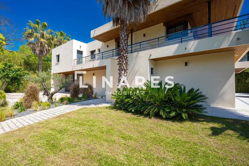 Villa - 349 m² - 8 pièces