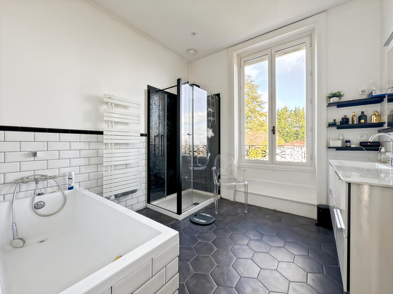 Maison - 350 m² - 10 pièces