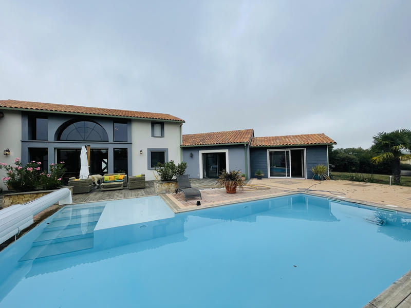 Maison - 270 m² - 6 pièces