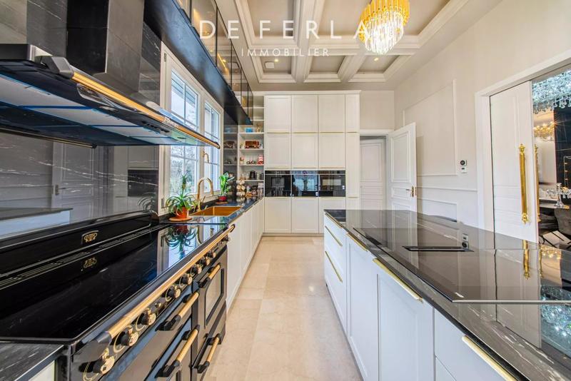 Villa - 1 200 m² - 12 pièces