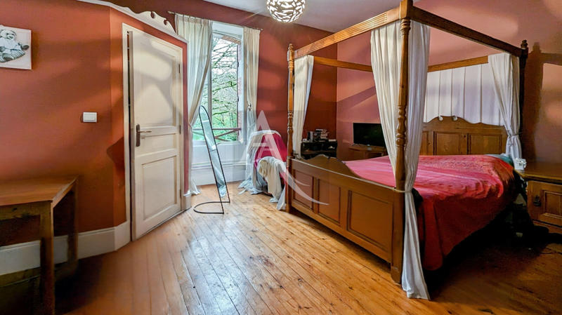 Maison - 263 m² - 10 pièces