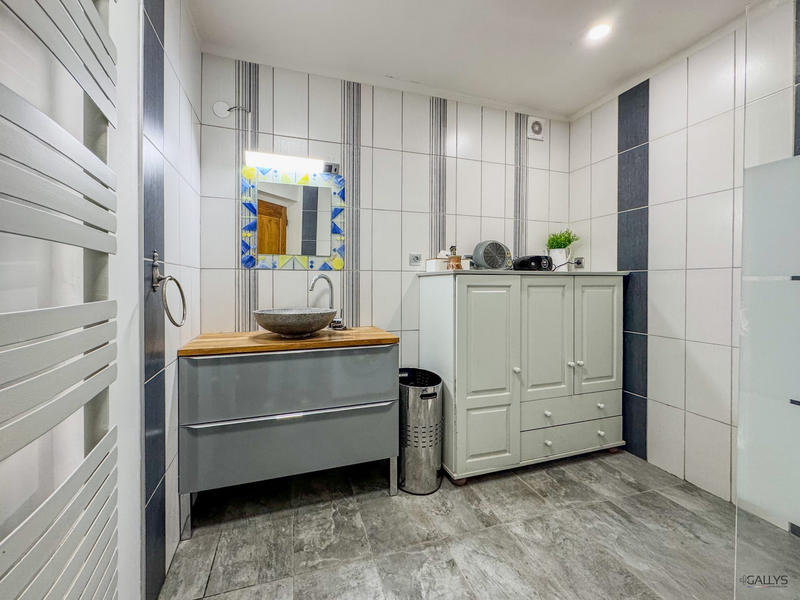 Maison - 256 m² - 8 pièces