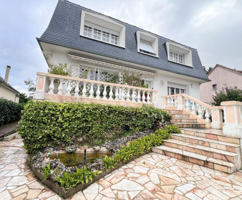 Maison - 266 m² - 8 pièces