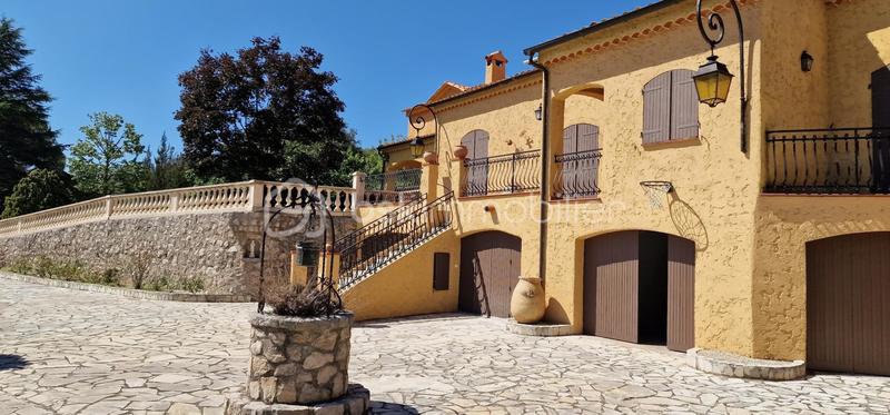 Propriété - 207 m² - 6 pièces