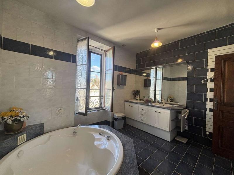 Maison - 230 m² - 7 pièces