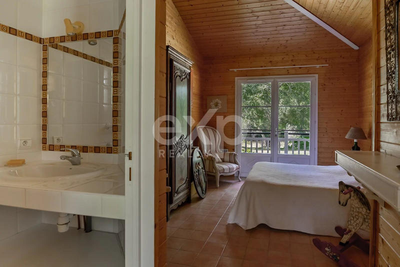 Maison - 220 m² - 8 pièces