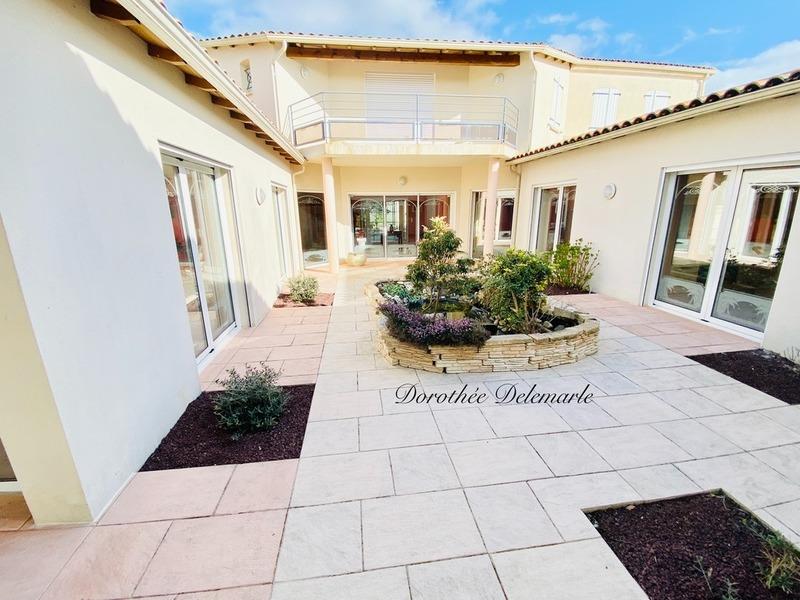 Maison - 408 m² - 10 pièces