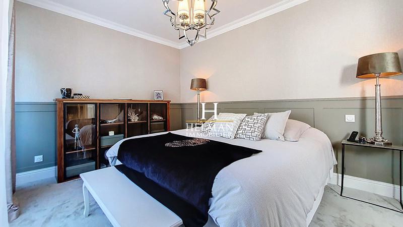 Maison - 221 m² - 10 pièces