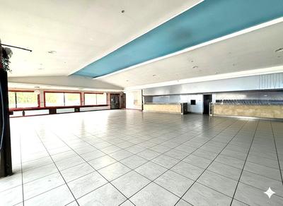 Local commercial - 740 m² - 3 pièces