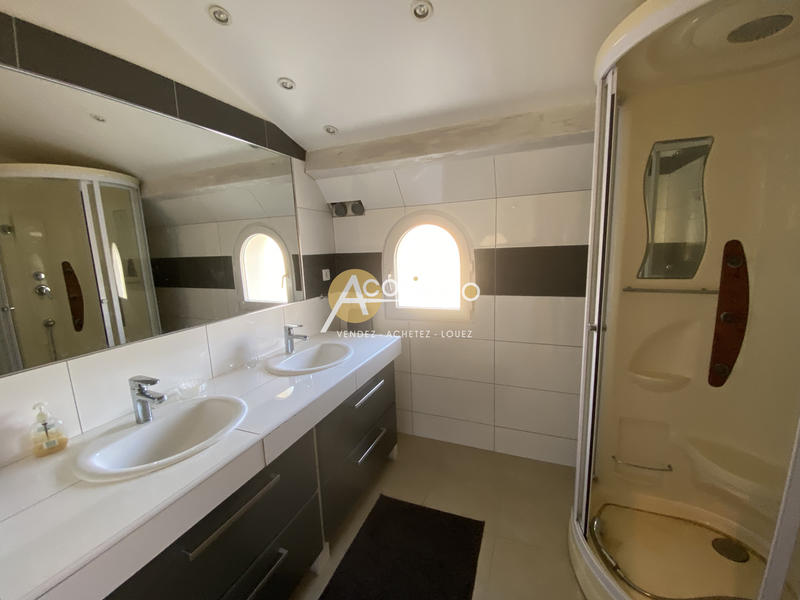 Maison - 230 m² - 8 pièces